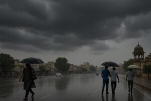 झुंझुनूं शहर के ऊपर घने काले बादल और बारिश में छाता लिए लोग