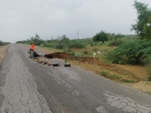 झुंझुनूं में भारी बारिश के बाद धंसी सड़क – जुलाई 2025
