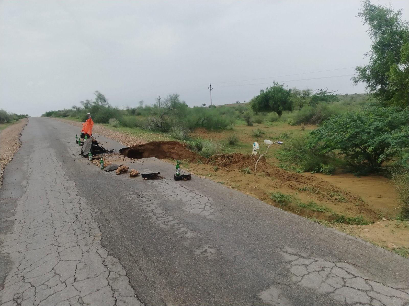 झुंझुनूं में भारी बारिश के बाद धंसी सड़क – जुलाई 2025