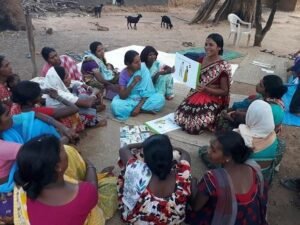 BPL महिला को सरकारी सहायता कार्ड और नगद सहायता मिलती हुई – झुंझुनूं, 2025