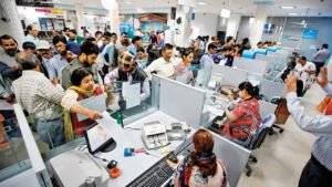 झुंझुनूं में बैंक ग्राहक न्यूनतम बैलेंस नियम में बदलाव की जानकारी लेते हुए