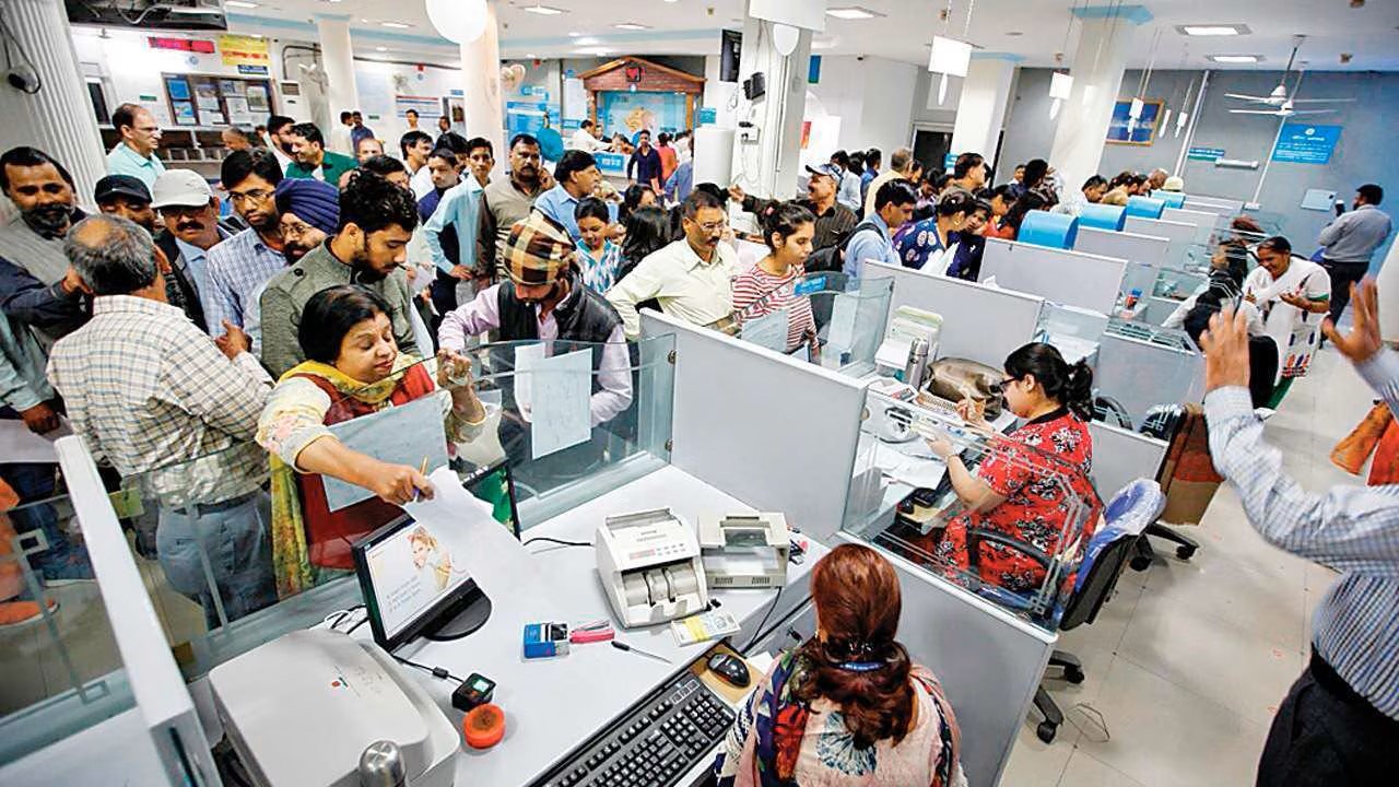 झुंझुनूं में बैंक ग्राहक न्यूनतम बैलेंस नियम में बदलाव की जानकारी लेते हुए