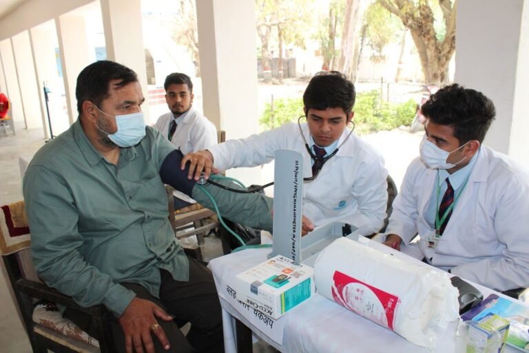 झुंझुनूं में फ्री मेडिकल चेकअप के दौरान मरीजों की जांच करते डॉक्टर
