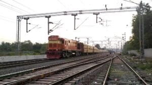 झुंझुनूं रेलवे स्टेशन से रवाना होती तिरुपति एक्सप्रेस