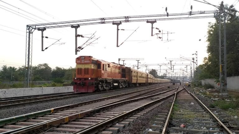 झुंझुनूं रेलवे स्टेशन से रवाना होती तिरुपति एक्सप्रेस