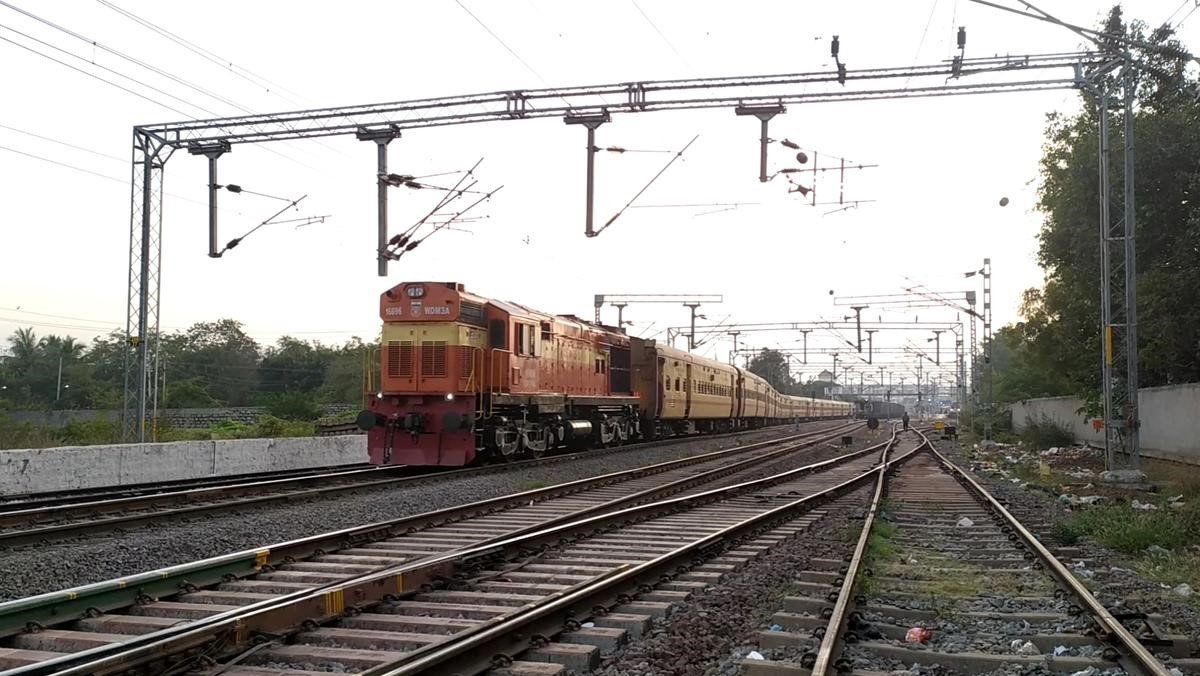 झुंझुनूं रेलवे स्टेशन से रवाना होती तिरुपति एक्सप्रेस