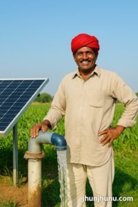 “राजस्थान का किसान खेत में सोलर पंप के पास खड़ा, पीछे सौर पैनल और हरे फसलें — पीएम कुसुम योजना के तहत ऊर्जा स्वतंत्रता का प्रतीक।”