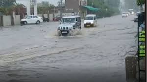 झुंझुनूं में भारी बारिश के बाद सड़क पर भरा पानी – 3 जुलाई 2025