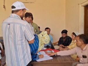 झुंझुनूं के युवा व्यापारी विश्वकर्मा योजना के तहत बैंक लोन के लिए आवेदन करते हुए