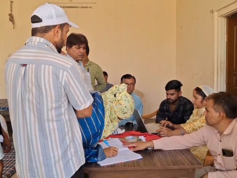 झुंझुनूं के युवा व्यापारी विश्वकर्मा योजना के तहत बैंक लोन के लिए आवेदन करते हुए