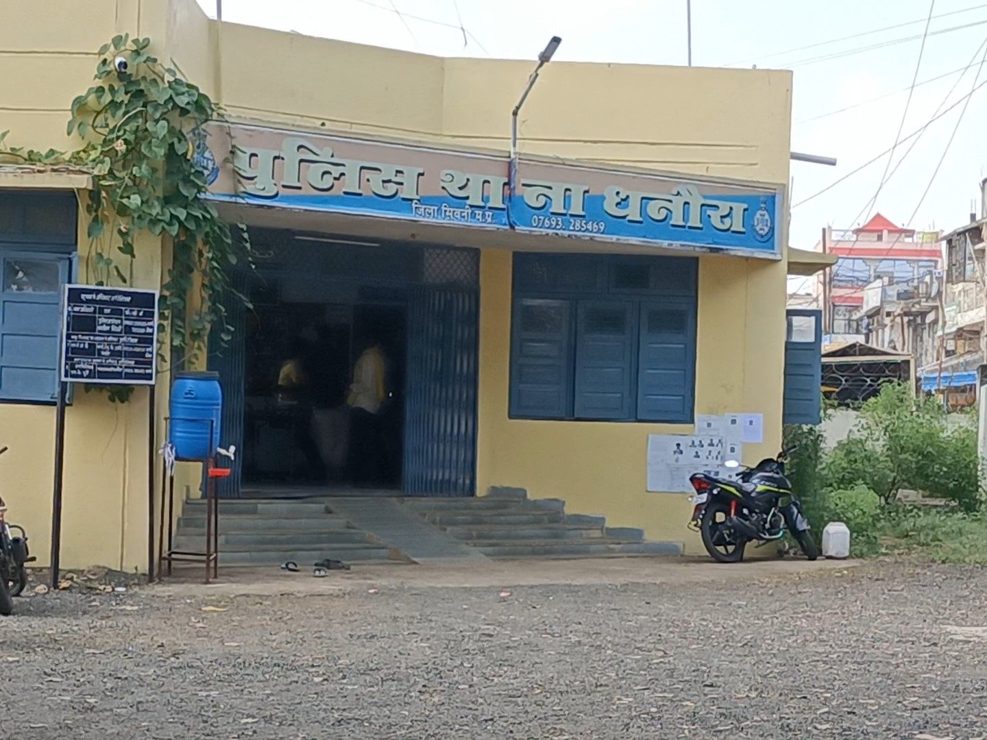 झुंझुनूं का धनूरी थाना, हरियाली और लॉन के बीच