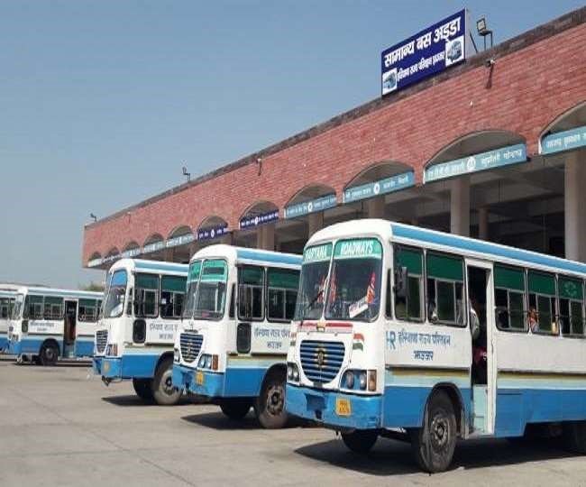 झुंझुनूं बस स्टैंड पर मानसून के दौरान बसों के इंतजार में यात्री