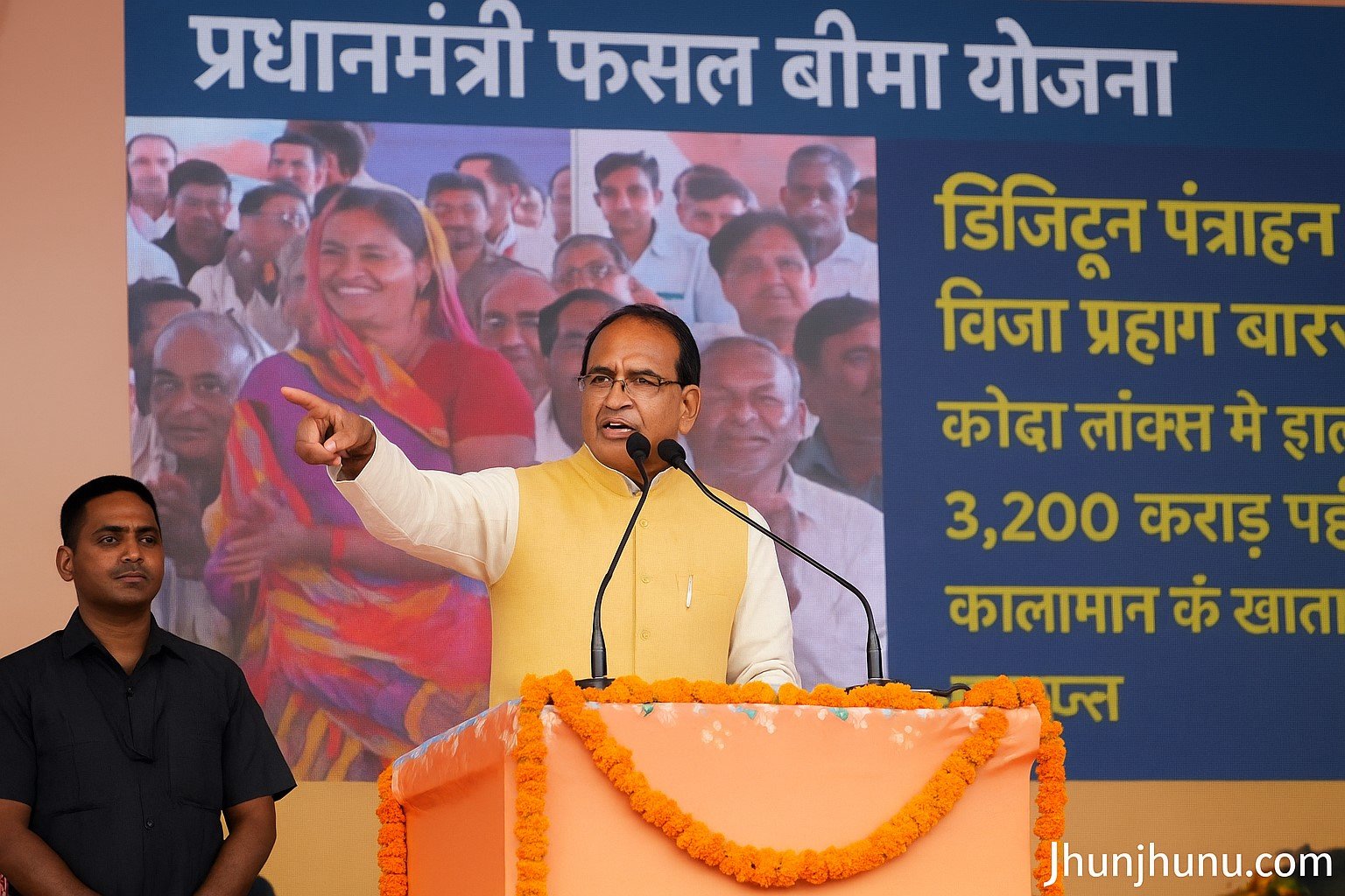 झुंझुनूं एयरस्ट्रिप से कृषि मंत्री द्वारा किसानों को फसल बीमा दावा राशि जारी करते हुए